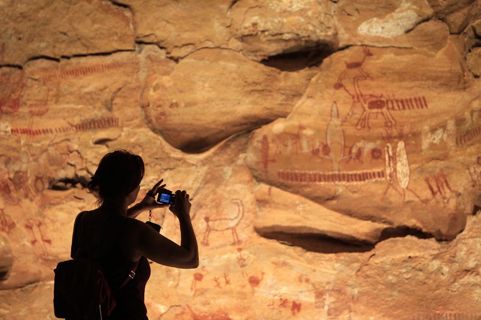 Visitante fotografa pinturas rupestres da Toca do Boqueirão da Pedra Furada. 14/11/2010. Foto: Tiago Queiroz/AE